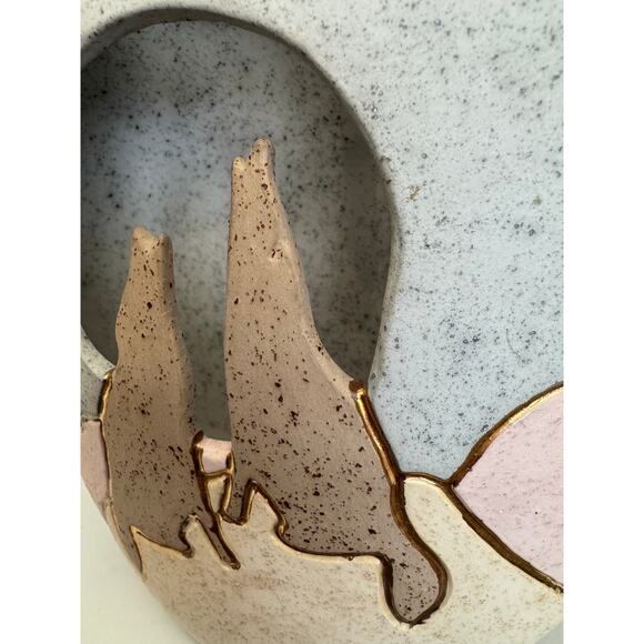 Southeast Art Pottery Matte Stone Finish Howling Coyotes Vase - Picture 10 of 10